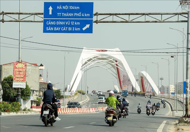 Cầu Rào nối hai quận Dương Kinh và quận Ngô Quyền, tạo thuận lợi cho người dân di chuyển, thúc đẩy phát triển kinh tế - xã hội của hai quận nói riêng và thành phố Hải Phòng nói chung. Ảnh: Quốc Khánh - TTXVN