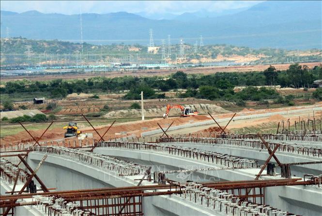 Construction of a road connecting the North-South Expressway to the Highway 1A and the Ca Na General Port in the central province of Ninh Thuan. VNA Photo: Công Thử 