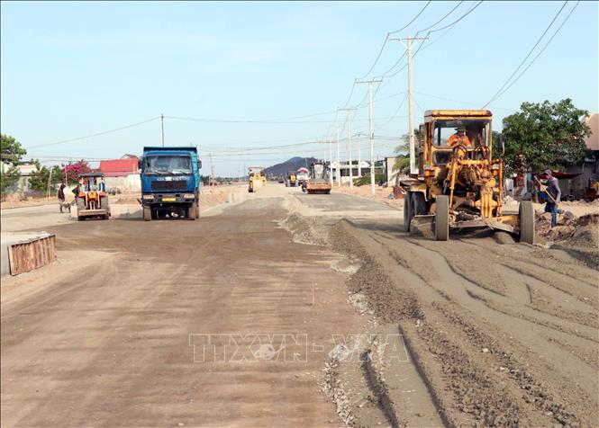 Construction of the Van Lam-Son Hai road in the central province of Ninh Thuan. VNA Photo: Công Thử 