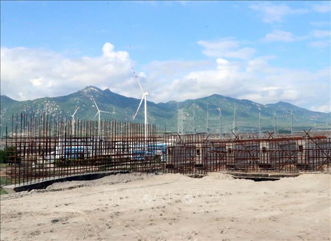 Construction of a road connecting the North-South Expressway to the Highway 1A and the Ca Na General Port in the central province of Ninh Thuan. VNA Photo: Công Thử