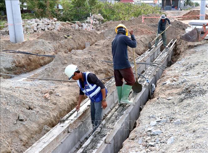 Construction of the Van Lam-Son Hai road in the central province of Ninh Thuan. VNA Photo: Công Thử