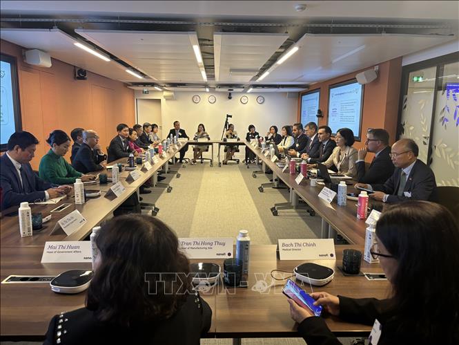 A Vietnamese delegation led by Nguyen Thi Kim Tien, former Vietnamese Minister of Health and Honorary President of the Vietnam - France Friendship and Cooperation Association has a working session with Sanofi group. VNA Photo: Ngọc Hiệp