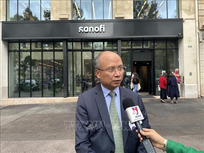 Vietnamese Ambassador to France Dinh Toan Thang grants an interview to Vietnam News Agency’s reporter. VNA Photo: Ngọc Hiệp