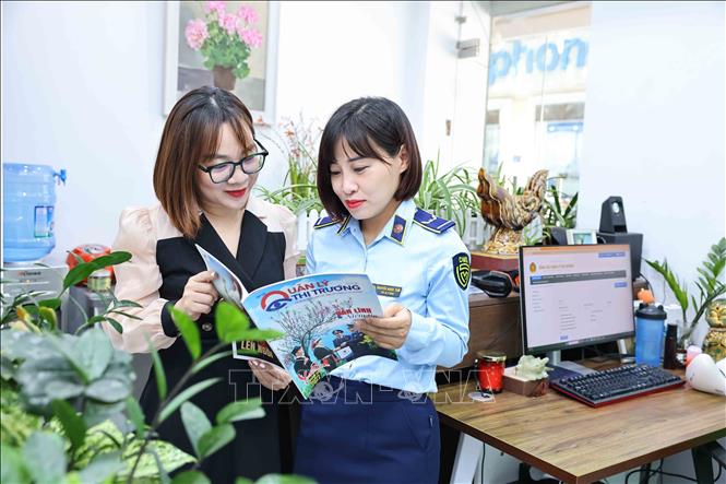  Nguyễn Ngọc Tâm trao đổi công việc chuyên môn với đồng nghiệp góp phần hoàn thành xuất sắc các nhiệm vụ được giao. Ảnh: Minh Đức – TTXVN