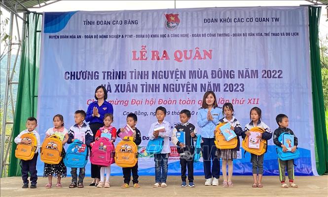  Nguyễn Ngọc Tâm thăm và tặng quà cho học sinh các huyện miền núi còn nhiều khó khăn, thiếu thốn. Ảnh: TTXVN phát

