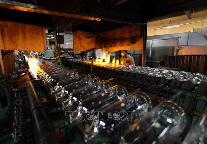 Sản xuất phích nước ở nhà máy của Công ty Rạng Đông. Ảnh: Vũ Sinh - TTXVN
