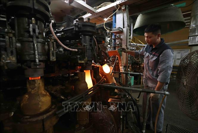 Sản xuất phích nước ở nhà máy của Công ty Rạng Đông. Ảnh: Vũ Sinh - TTXVN