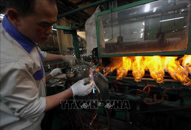 Sản xuất phích nước ở nhà máy của Công ty Rạng Đông. Ảnh: Vũ Sinh - TTXVN