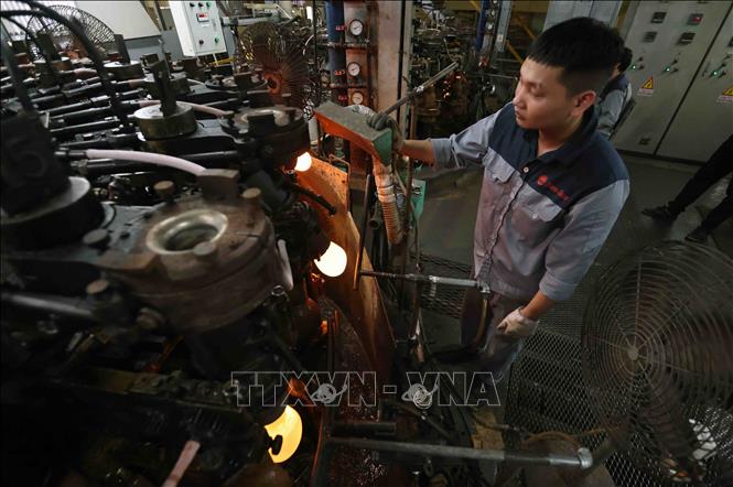 Sản xuất phích nước ở nhà máy của Công ty Rạng Đông. Ảnh: Vũ Sinh - TTXVN