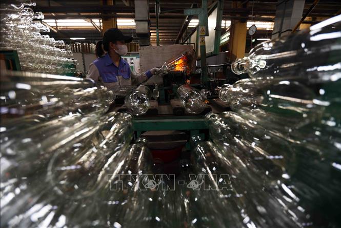 Sản xuất phích nước ở nhà máy của Công ty Rạng Đông. Ảnh: Vũ Sinh - TTXVN