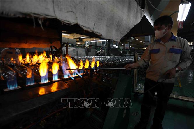Sản xuất phích nước ở nhà máy của Công ty Rạng Đông. Ảnh: Vũ Sinh - TTXVN
