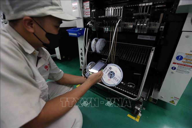 Kiểm tra chất lượng mạch điện tử để sản xuất bóng đèn LED ở nhà máy của Công ty Rạng Đông, quận Thanh Xuân, thành phố Hà Nội. Ảnh: Vũ Sinh - TTXVN