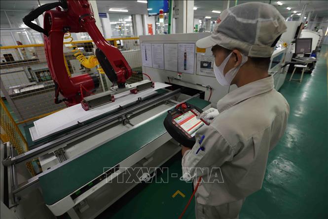 Dây chuyền sản xuất bóng đèn LED được tự động hoá 100% ở nhà máy của Công ty Rạng Đông, quận Thanh Xuân, thành phố Hà Nội. Ảnh: Vũ Sinh - TTXVN