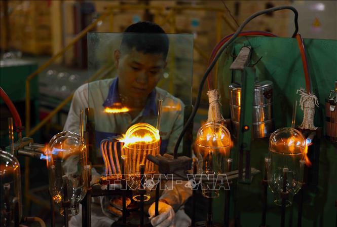 Sản xuất phích nước ở nhà máy của Công ty Rạng Đông trong Khu công nghiệp Quế Võ, tỉnh Bắc Ninh. Ảnh: Vũ Sinh - TTXVN