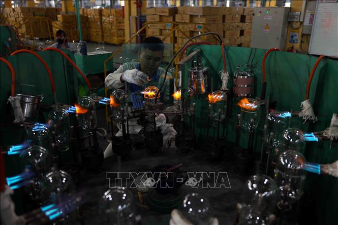 Sản xuất phích nước ở nhà máy của Công ty Rạng Đông tại Khu công nghiệp Quế Võ, tỉnh Bắc Ninh. Ảnh: Vũ Sinh - TTXVN