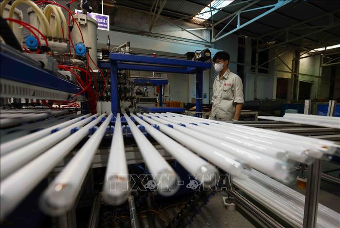 Sản xuất bóng đèn LED ở nhà máy của Công ty Rạng Đông, quận Thanh Xuân, thành phố Hà Nội. Ảnh: Vũ Sinh - TTXVN
