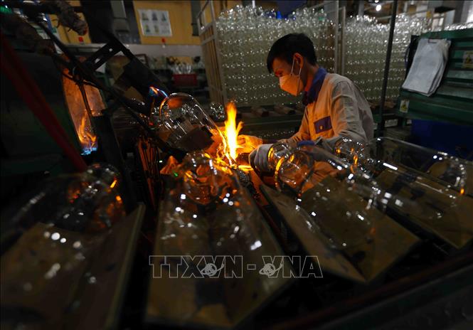 Sản xuất sản phẩm phích nước ở nhà máy của Công ty Rạng Đông. Ảnh: Vũ Sinh - TTXVN