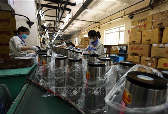 Sản phẩm phích nước được sản xuất tại nhà máy của Công ty Rạng Đông ở Khu công nghiệp Quế Võ, tỉnh Bắc Ninh. Ảnh: Vũ Sinh - TTXVN