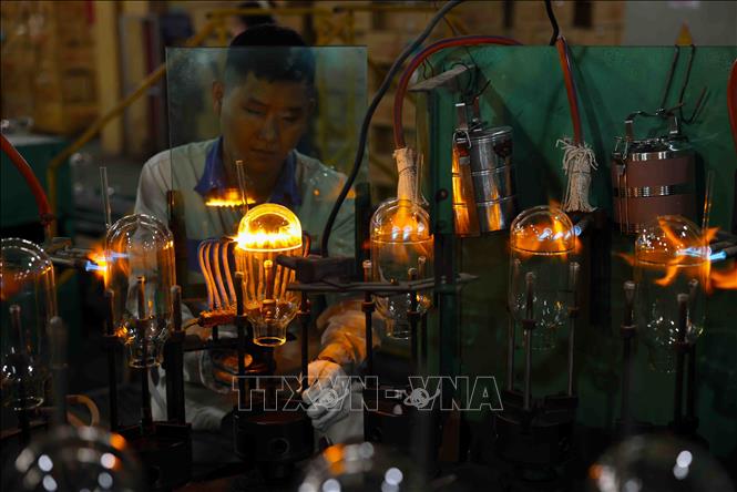 Sản xuất phích nước ở nhà máy của Công ty Rạng Đông tại Khu công nghiệp Quế Võ, tỉnh Bắc Ninh. Ảnh: Vũ Sinh - TTXVN