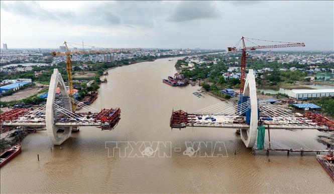 Hai trụ cầu chính đã thi công hoàn thành. Ảnh: Thái Thuần - TTXVN
