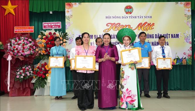 Chủ tịch Hội Nông dân tỉnh Tây Ninh Lê Thị Ngọc Yến trao giải Nhất và giải Nhì cho Hội Nông dân huyện Bến Cầu và Hội Nông dân huyện Dương Ninh Châu. Ảnh: Minh Phú – TTXVN