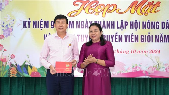 Ông Hồ Văn Khanh, Phó Giám đốc Chi nhánh Ngân hàng Chính sách xã hội tỉnh Tây Ninh được tặng Kỷ niệm chương “Vì giai cấp nông dân Việt Nam” của Trung ương Hội Nông dân Việt Nam. Ảnh: Minh Phú – TTXVN