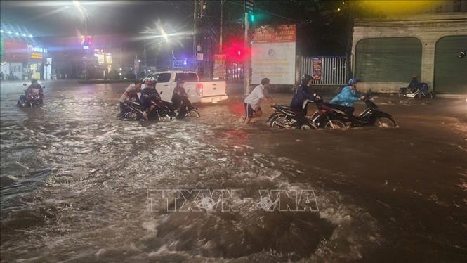 Mưa lũ gây ngập nhiều tuyến đường khiến hàng loạt phương tiện bị hư hỏng. Ảnh: TTXVN phát
