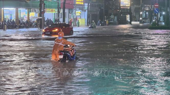 Mưa lũ gây ngập nhiều tuyến đường khiến hàng loạt phương tiện bị hư hỏng. Ảnh: TTXVN phát
