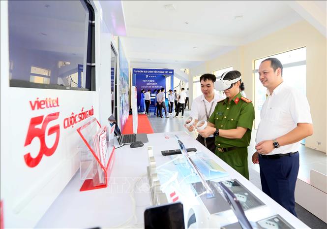 Đại biểu trải nghiệm không gian số của Viettel Sơn La. Ảnh: Quang Quyết - TTXVN