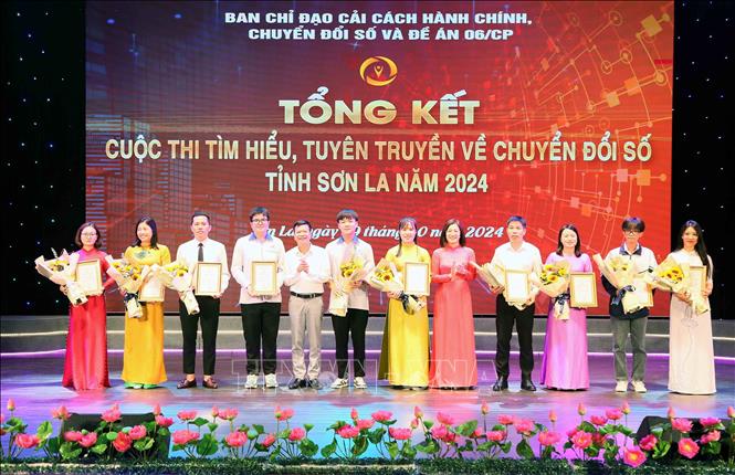 Trao giải Khuyến khích Cuộc thi “Tìm hiểu, tuyên truyền về chuyển đổi số tỉnh Sơn La năm 2024” cho đại diện các tập thể, cá nhân. Ảnh: Quang Quyết - TTXVN