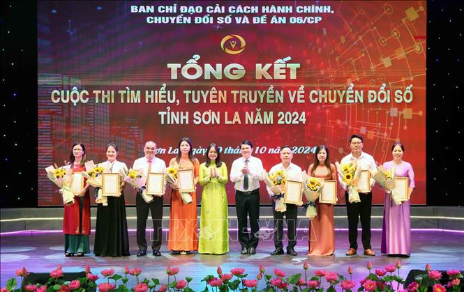 Trao giải Ba Cuộc thi “Tìm hiểu, tuyên truyền về chuyển đổi số tỉnh Sơn La năm 2024” cho đại diện các tập thể, cá nhân. Ảnh: Quang Quyết - TTXVN