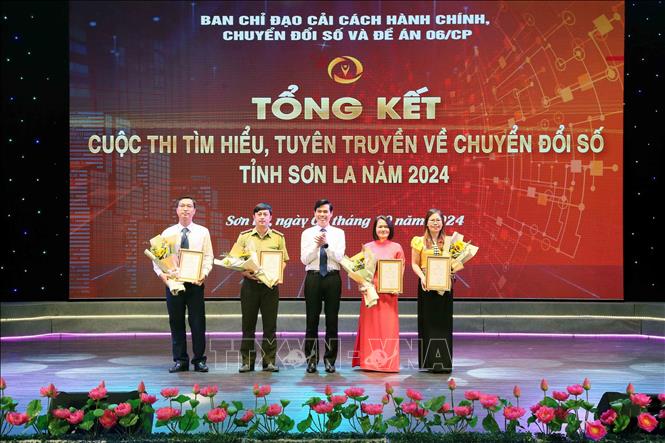 Bí thư Tỉnh ủy, Chủ tịch Ủy ban nhân dân tỉnh Sơn La Hoàng Quốc Khánh trao giải Nhì Cuộc thi “Tìm hiểu, tuyên truyền về chuyển đổi số tỉnh Sơn La năm 2024” cho đại diện các tập thể, cá nhân. Ảnh: Quang Quyết - TTXVN