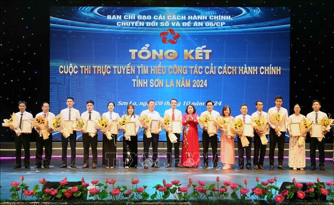 Phó Chủ tịch Thường trực Ủy ban nhân dân tỉnh Sơn La Tráng Thị Xuân trao giải Cuộc thi trực tuyến “Tìm hiểu công tác cải cách hành chính tỉnh Sơn La” cho các cá nhân. Ảnh: Quang Quyết - TTXVN