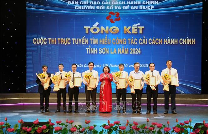 Phó Chủ tịch Thường trực Ủy ban nhân dân tỉnh Sơn La Tráng Thị Xuân trao giải Cuộc thi trực tuyến “Tìm hiểu công tác cải cách hành chính tỉnh Sơn La” cho các tập thể. Ảnh: Quang Quyết - TTXVN