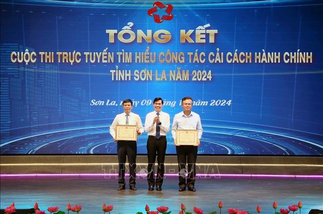Bí thư Tỉnh ủy, Chủ tịch Ủy ban nhân dân tỉnh Sơn La Hoàng Quốc Khánh tặng Bằng khen cho các tập thể. Ảnh: Quang Quyết - TTXVN