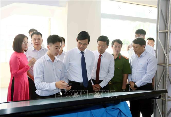 Bí thư Tỉnh ủy, Chủ tịch Ủy ban nhân dân tỉnh Sơn La Hoàng Quốc Khánh và các đại biểu tham quan không gian số của VNPT Sơn La. Ảnh: Quang Quyết - TTXVN