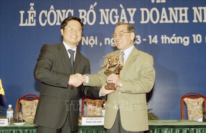 Chủ tịch Phòng Thương mại và Công nghiệp Việt Nam (VCCI) Vũ Tiến Lộc trao tặng Thủ tướng Phan Văn Khải cúp Doanh nghiệp đầu tiên tại Lễ công bố Ngày Doanh nhân Việt Nam, ngày 13/10/2004. Ảnh: Thế Thuần - TTXVN