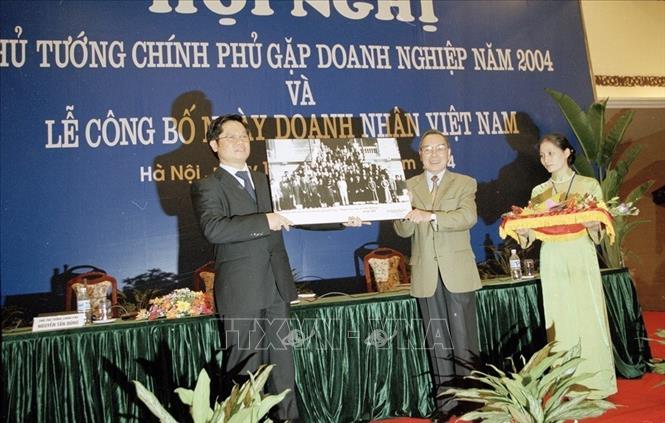 Thủ tướng Phan Văn Khải trao tặng giới Doanh nhân bức ảnh 