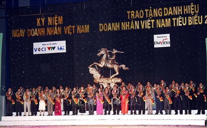 100 doanh nhân được trao tặng Danh hiệu Doanh nhân Việt Nam tiêu biểu năm 2008 tại Lễ kỷ niệm Ngày Doanh nhân Việt Nam (11/10/2008). Ảnh: Huy Hùng - TTXVN