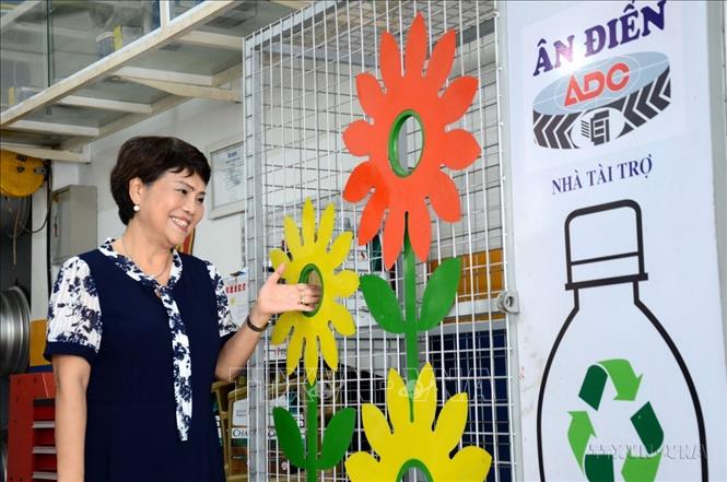 Bà Nguyễn Thị Kim Liên, Giám đốc Công ty TNHH Kinh doanh tổng hợp Ân Điển, Phó chủ tịch Hiệp hội Nữ doanh nhân thành phố Đà Nẵng với sản phẩm lồng đựng rác thải tái chế. Bà đã tặng 100 lồng cho thành phố Đà Nẵng để đặt tại các khu công cộng. Ảnh: Quốc Dũng – TTXVN