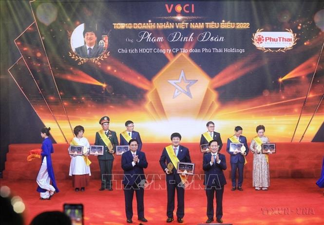 Thủ tướng Phạm Minh Chính trao tặng danh hiệu tôn vinh các doanh nhân được vinh danh Top 10 Doanh nhân Việt Nam tiêu biểu nhất năm 2022. Ảnh: Tuấn Anh - TTXVN