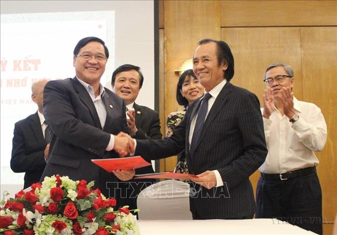 Đại diện Hiệp hội Doanh nhân người Việt Nam ở nước ngoài và Hiệp hội Doanh nghiệp TP Hồ Chí Minh ký kết biên bản ghi nhớ hợp tác nhằm đẩy mạnh liên kết, đưa hàng hóa, sản phẩm, dịch vụ của doanh nghiệp Việt Nam ra thị trường quốc tế (6/10/2018). Ảnh: Xuân Anh – TTXVN
