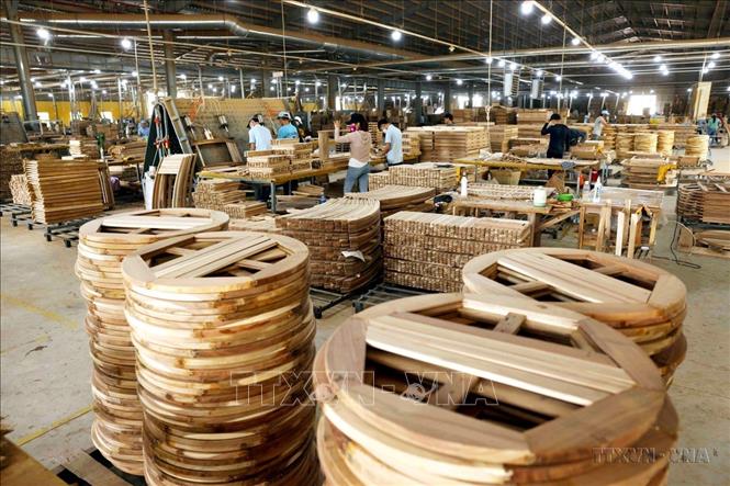 Bình Định được mệnh danh là một trong những “thủ phủ ngành gỗ” và là 1 trong 4 tỉnh có số doanh nghiệp hoạt động chế biến, xuất khẩu gỗ lớn nhất trong cả nước, chế biến các loại sản phẩm chủ yếu là đồ gỗ nội thất, ngoại thất, sân vườn, và các sản phẩm khác được xuất khẩu sang thị trường Mỹ, EU, Anh, Úc, Nhật Bản.... Ảnh: Vũ Sinh – TTXVN