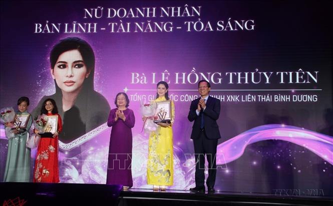 Chủ tịch UBND Thành phố Hồ Chí Minh Phan Văn Mãi trao giải cho nữ doanh nhân Lê Hồng Thuỷ Tiên tại Lễ vinh danh và trao giải thưởng Nữ Doanh nhân xuất sắc Thành phố Hồ Chí Minh lần 1 – năm 2024. Ảnh: Thu Hương - TTXVN