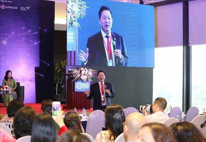 Ông Trương Gia Bình, Chủ tịch Hội đồng Quản trị Công ty Cổ phần FPT giao lưu với các đại biểu tại Tọa đàm với chủ đề Nữ Doanh nhân và khát vọng “Vì một Việt Nam thịnh vượng”. Ảnh: Phương Hoa - TTXVN