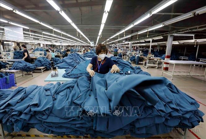 Doanh nghiệp Việt đang nỗ lực đưa sản phẩm tiếp cận nhanh và hiệu quả đến khách hàng, nhất là với thị trường quốc tế. Trong ảnh: May hàng xuất khẩu sang thị trường Tây Ban Nha tại Công ty may Hồ Gươm (Hưng Yên). Ảnh: Trần Việt - TTXVN