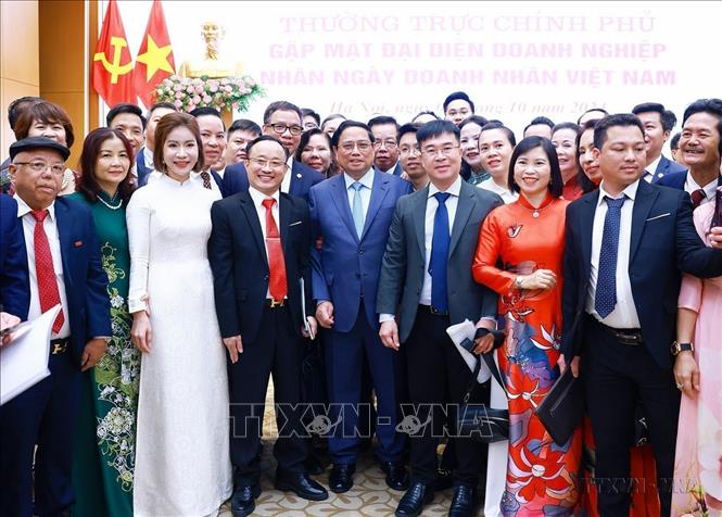 Thủ tướng Phạm Minh Chính với các doanh nghiệp tại cuộc gặp giữa Thường trực Chính phủ với đại diện doanh nghiệp nhân Ngày Doanh nhân Việt Nam, sáng 4/10/2024. Ảnh: Dương Giang-TTXVN