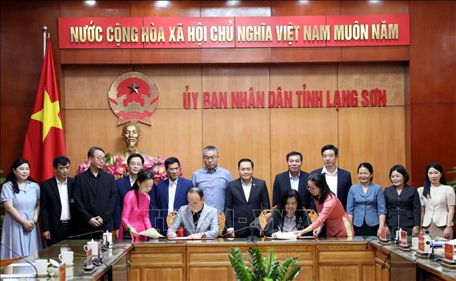 Tổ chức DIVA và Sở Ngoại vụ tỉnh Lạng Sơn ký bản ghi nhớ hợp tác giữa hai đơn vị. Ảnh: Văn Đạt - TTXVN