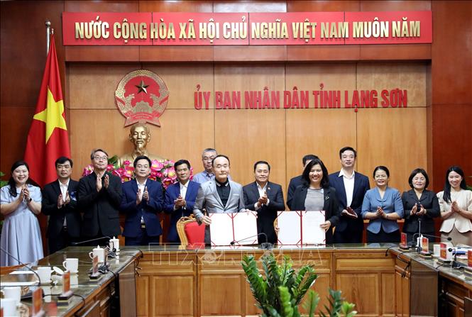 Tổ chức DIVA và Sở Ngoại vụ tỉnh Lạng Sơn cũng đã ký bản ghi nhớ hợp tác giữa hai đơn vị. Ảnh: Văn Đạt - TTXVN