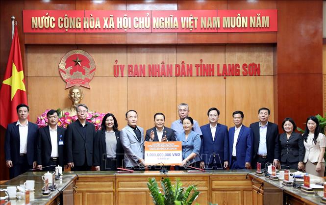Tổ chức DIVA trao khoản viện trợ quốc tế khẩn cấp 1 tỷ đồng để hỗ trợ 15 hộ dân tỉnh Lạng Sơn có nhà bị hư hại do bão số 3 vừa qua. Ảnh: Văn Đạt - TTXVN